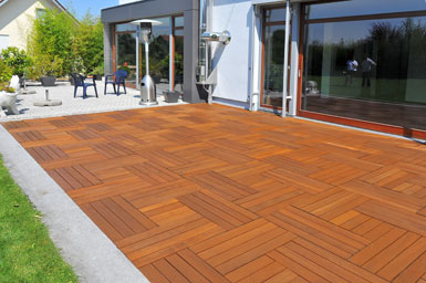 Holzfliesen – Stil im Garten
